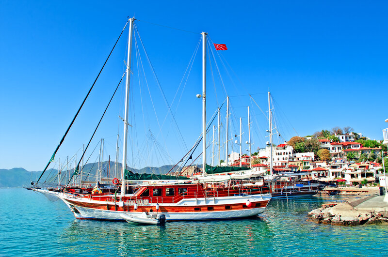 Турция - огромная страна с почти бесконечным списком достопримечательностей и пляжных курортов. Одним из самых популярных является Мармарис, предлагающий путешественникам всего понемногу.