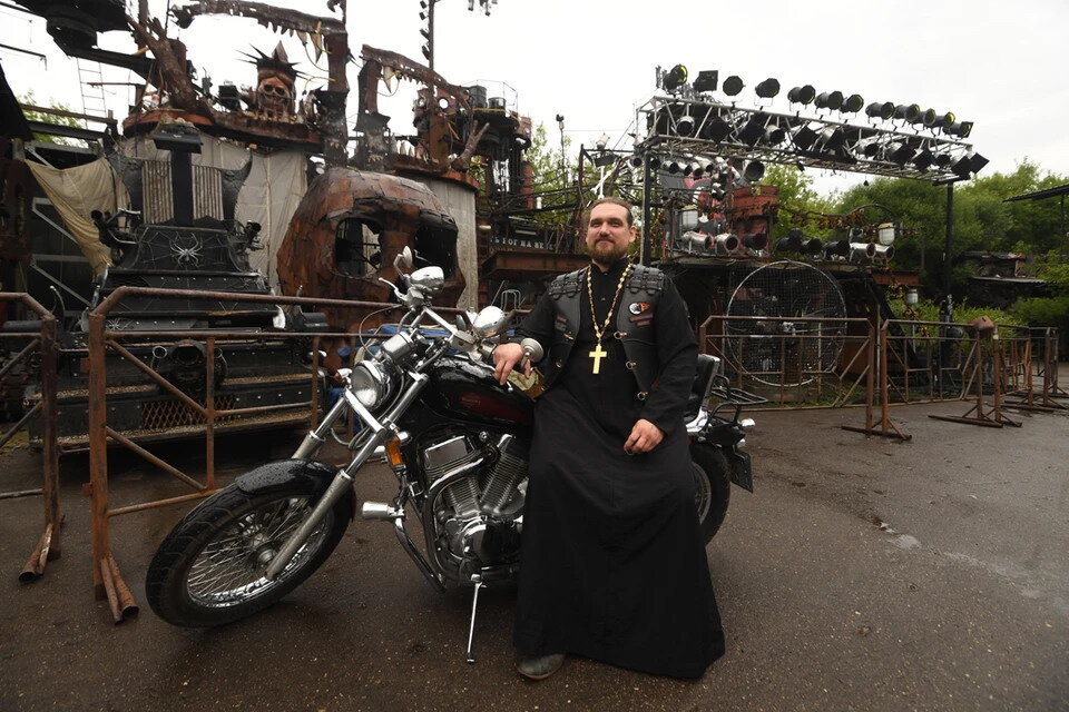 2. Реальное фото отца Алексея, священника-байкера. Взято из статьи в Интернете о нём, и послужило толчком к серии. 