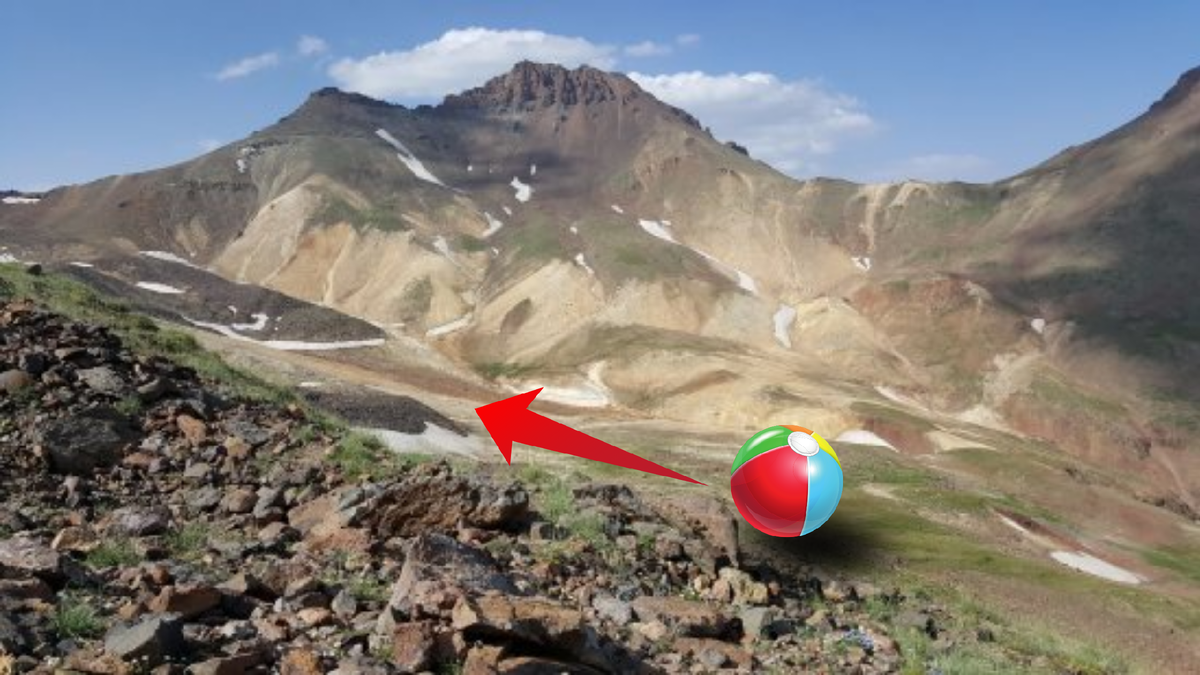 Арагац - изолированный горный массив на западе Армении. У подножия горы Арагац есть место, где предметы самопроизвольно катятся вверх