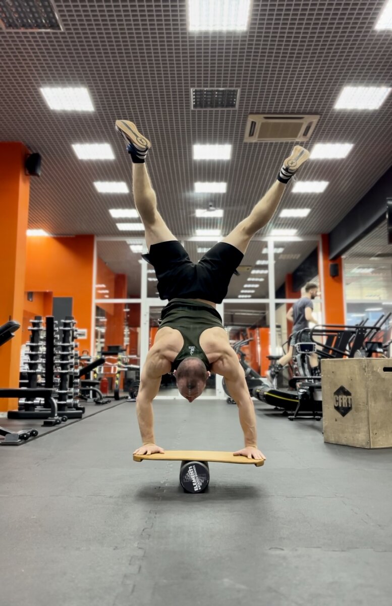 Стойка на руках на балансборде. 