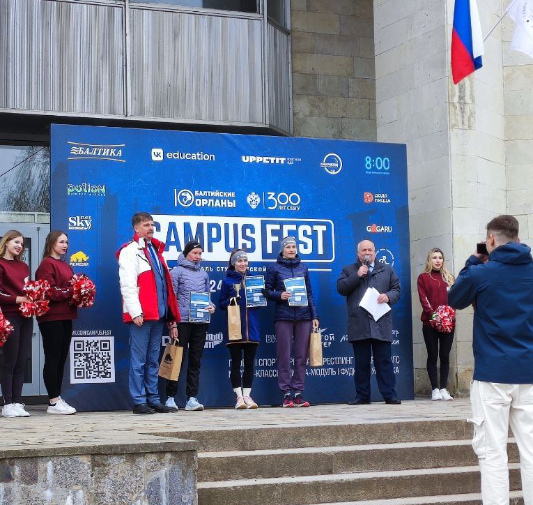 VII Пробег памяти героев Ораниенбаумского плацдарма. Награждение победителей на 10 км среди женщин. 11 мая 2024 г.