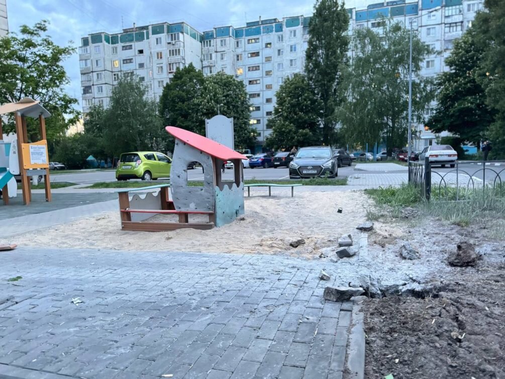    Результат прилёта по детской площадке.