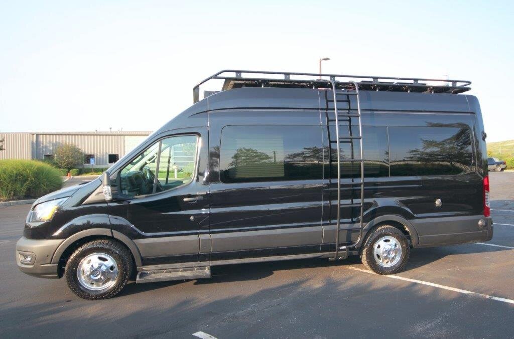 Алюминиевый багажник и лестница на крышу. Спорное решение. я бы делал съемную лестницу. либо лестницу - крюк сверху.  Световые балки спереди и сбоку (над входом.)