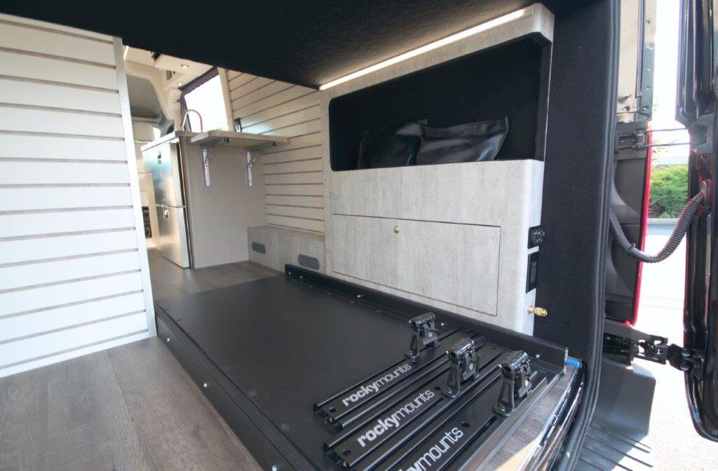 Техническая зона в задней части. Крепления для ве