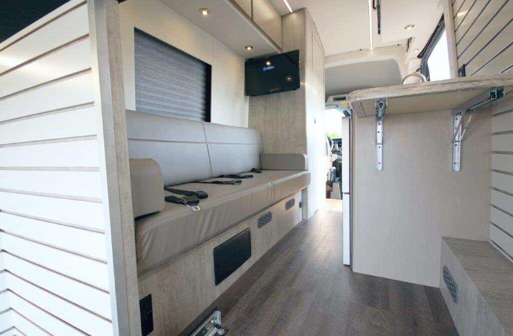 Сиденья для езды боком.. не очень правильне решение - следствие расположения блока санузла в передней части жилого отсека.  