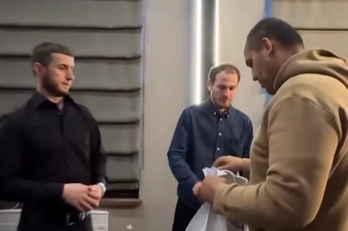    Глава IBA Умар Кремлёв вручил по 3 млн дагестанцам, спасавшим людей в Мойке