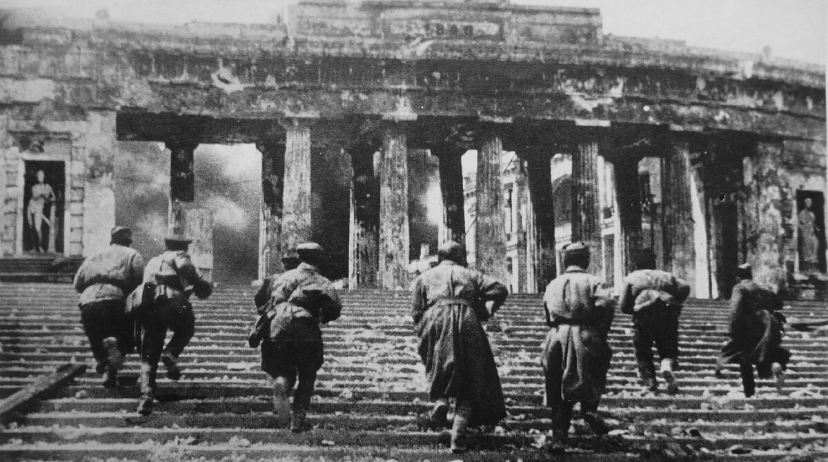 Красноармейцы бегут по лестнице на Графской пристани во время боев по освобождению Севастополя, 1944 г. // waralbum