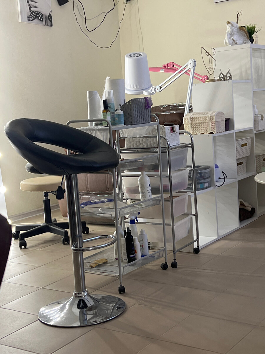 Напомню, что было вот так😅много полок, но все пустые, а главное ПЫЛЬНЫЕ 🥲