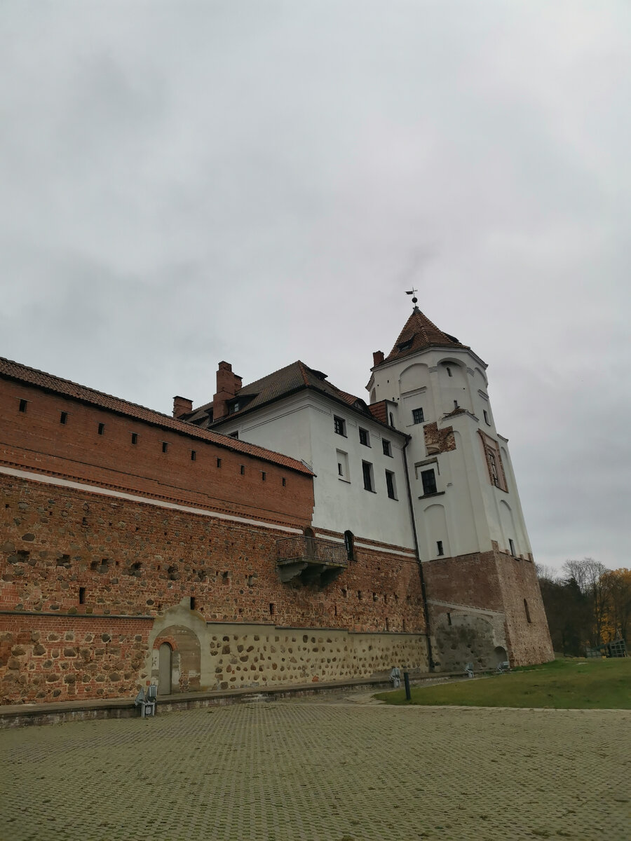 стены и башни замка

