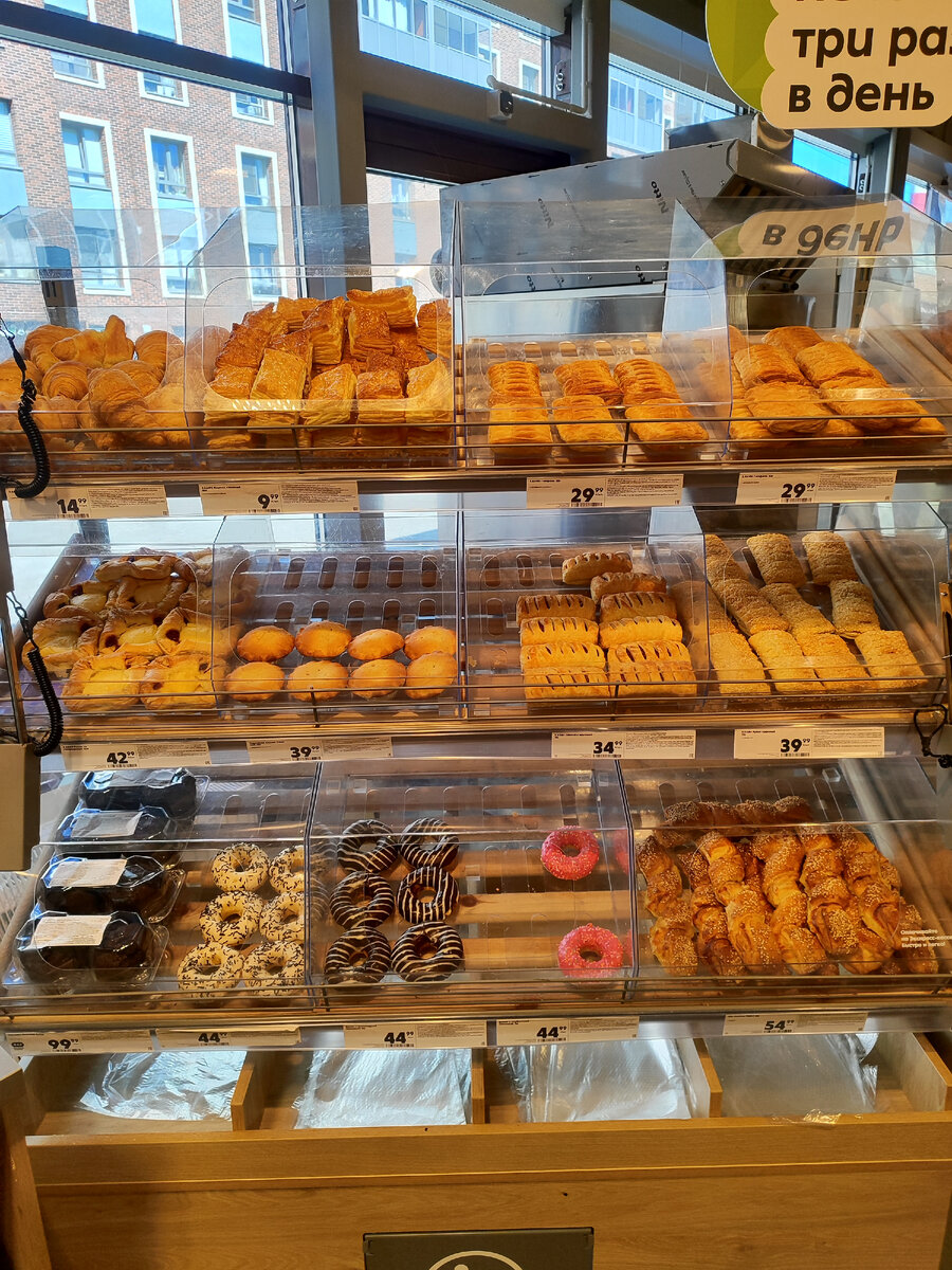 Ассортимент выпечки в магазине "Пятёрочка" (г. Санкт-Петербург)