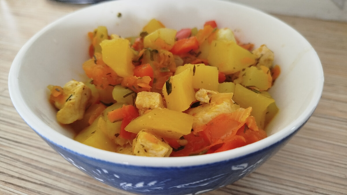 Картошка, моркошка, лучок, кабачок, перчинка, помидорка и куриное филе, с укропом и петрушкой. Плюс, немножко добавляю хмели-сунели. 
