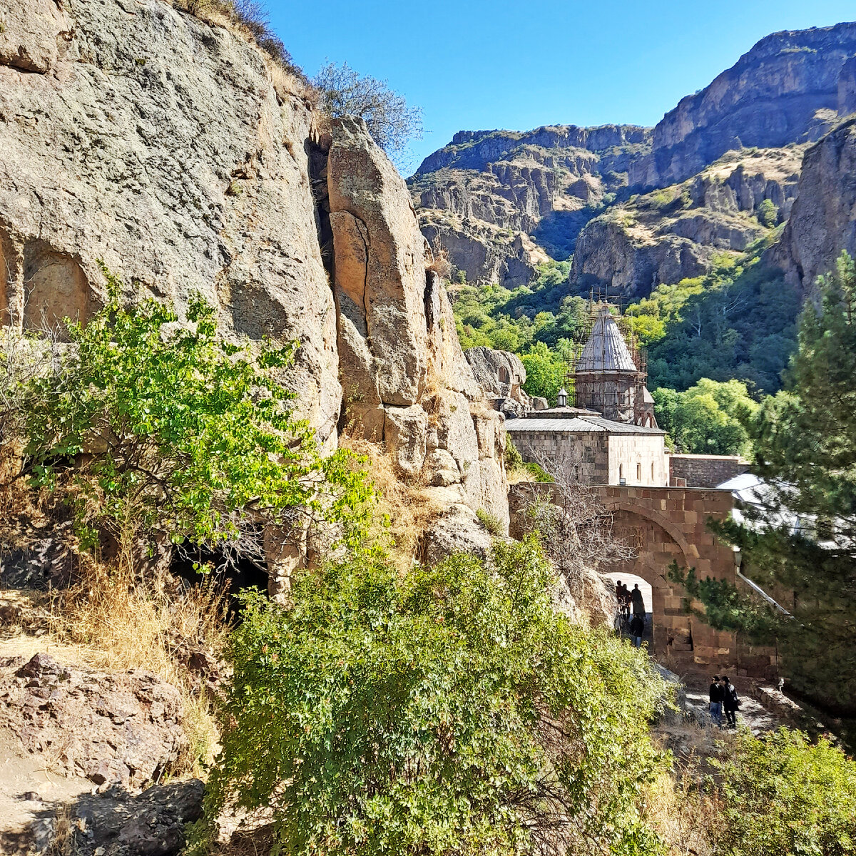 Вход в Гегард бесплатный, парковка тоже. Фото сделано от загадочной часовни №12. Монастырь внесён ЮНЕСКО в список объектов Всемирного культурного наследия.