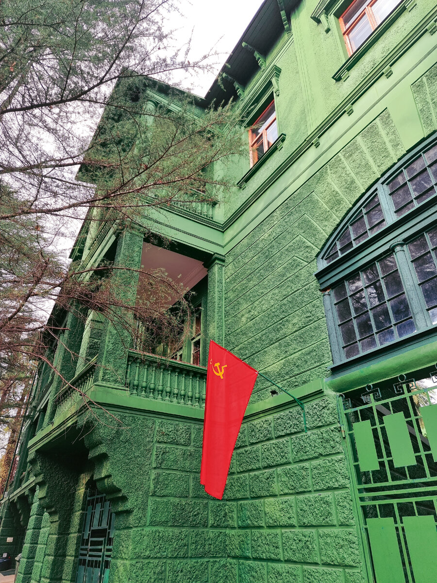 Фасад основного дома Сталина в Сочи.