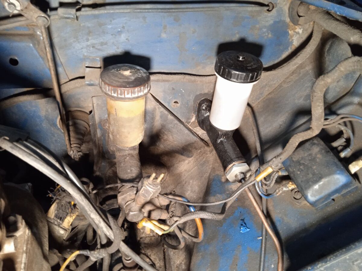 Жидкость в ГТЦ была, но тормозов не было. Цилиндр слева - сцепление, оба цилиндра сцепления на тот момент уже были заменены