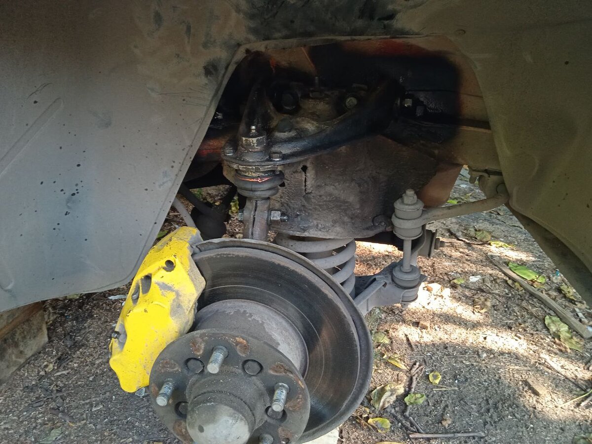 Передние тормоза моего ИЖ- 412 "Сатурн", где барабаны сразу отправились на свалку истории.