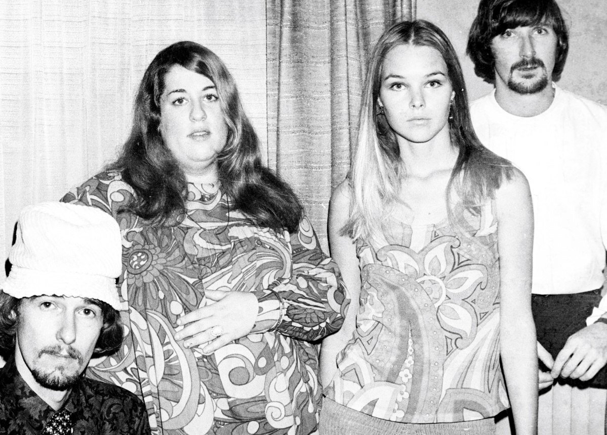 "the mamas and the papas" участники сейчас. The mamas and the papas солистка. Мама папа и ребенок. Семья в 90-е годы. Мама и папа википедия.