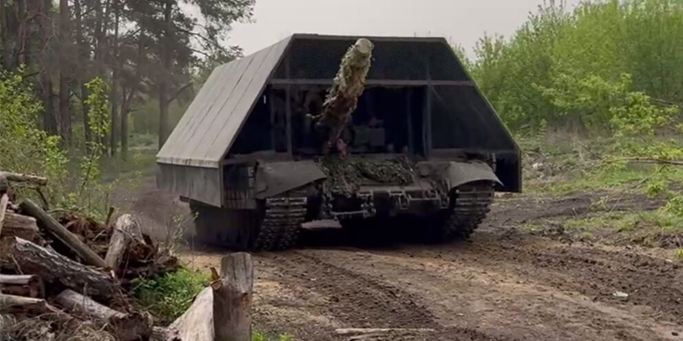 В ходе полномасштабных боевых действий на Украине защитные решетки, приваренные к военной технике, оправдали свою эффективность и получили народное прозвище "Мангалы".
