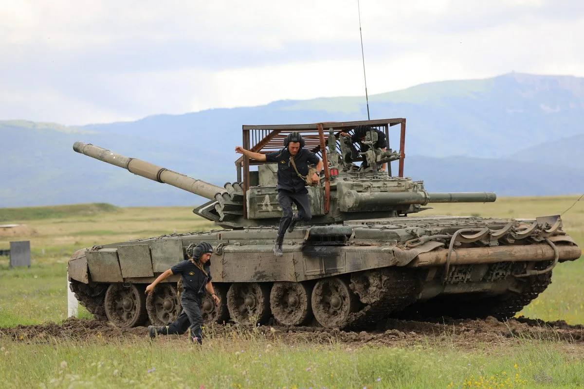 В ходе полномасштабных боевых действий на Украине защитные решетки, приваренные к военной технике, оправдали свою эффективность и получили народное прозвище "Мангалы".-2