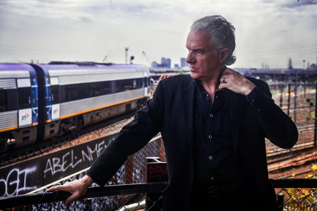 «Люди говорят мне, что я все еще красив, и это очень мило с их стороны»: Мик Харви в 2024 году. Фотография: Мэтью Эллери