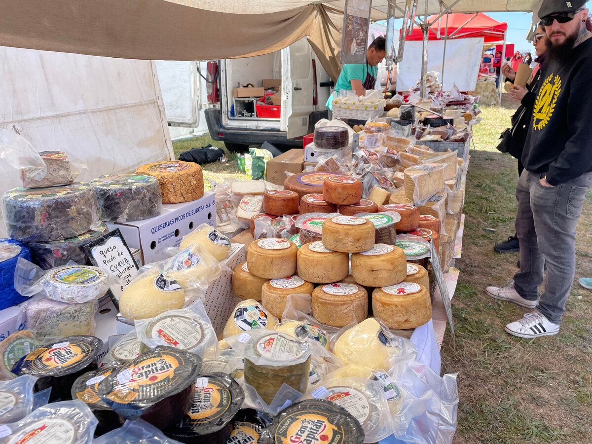 А сыра там видимо-невидимо...