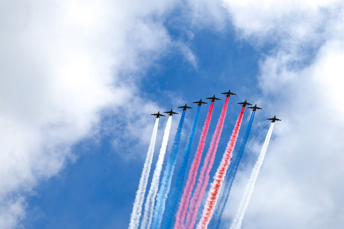 Штурмовики Су-25 во время воздушной части парада, посвященного 79-й годовщине Победы в Великой Отечественной войне, 9 мая 2024 года    📷