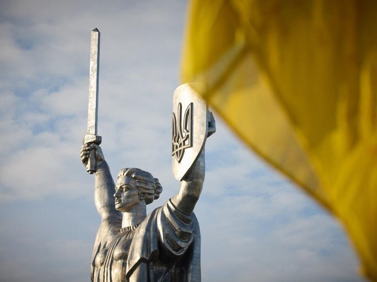    Монумент "Родина-мать" в Киеве с обновленным гербом© Фото : Office of the President of Ukraine
