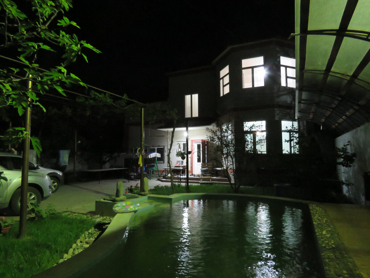 Дом и бассейн