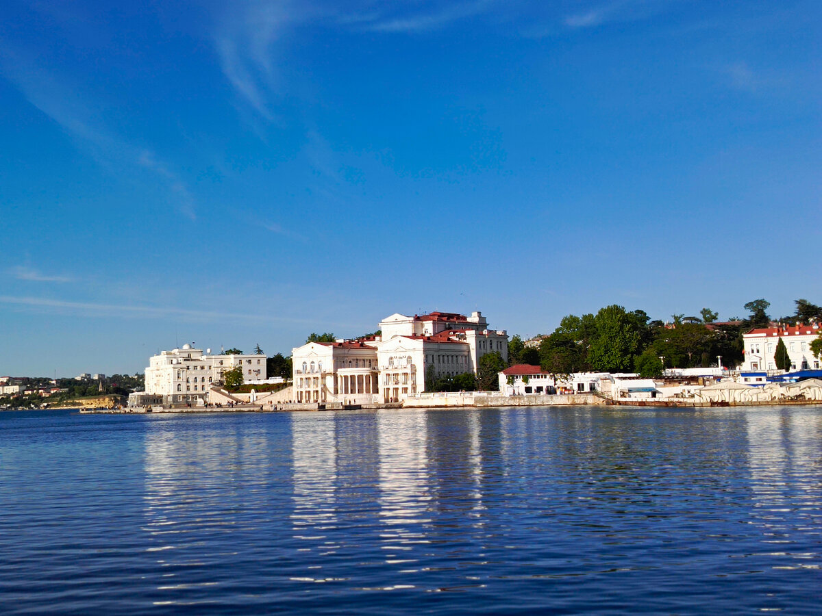 Слева - аквариум и рядом с ним Дворец детства и юности.