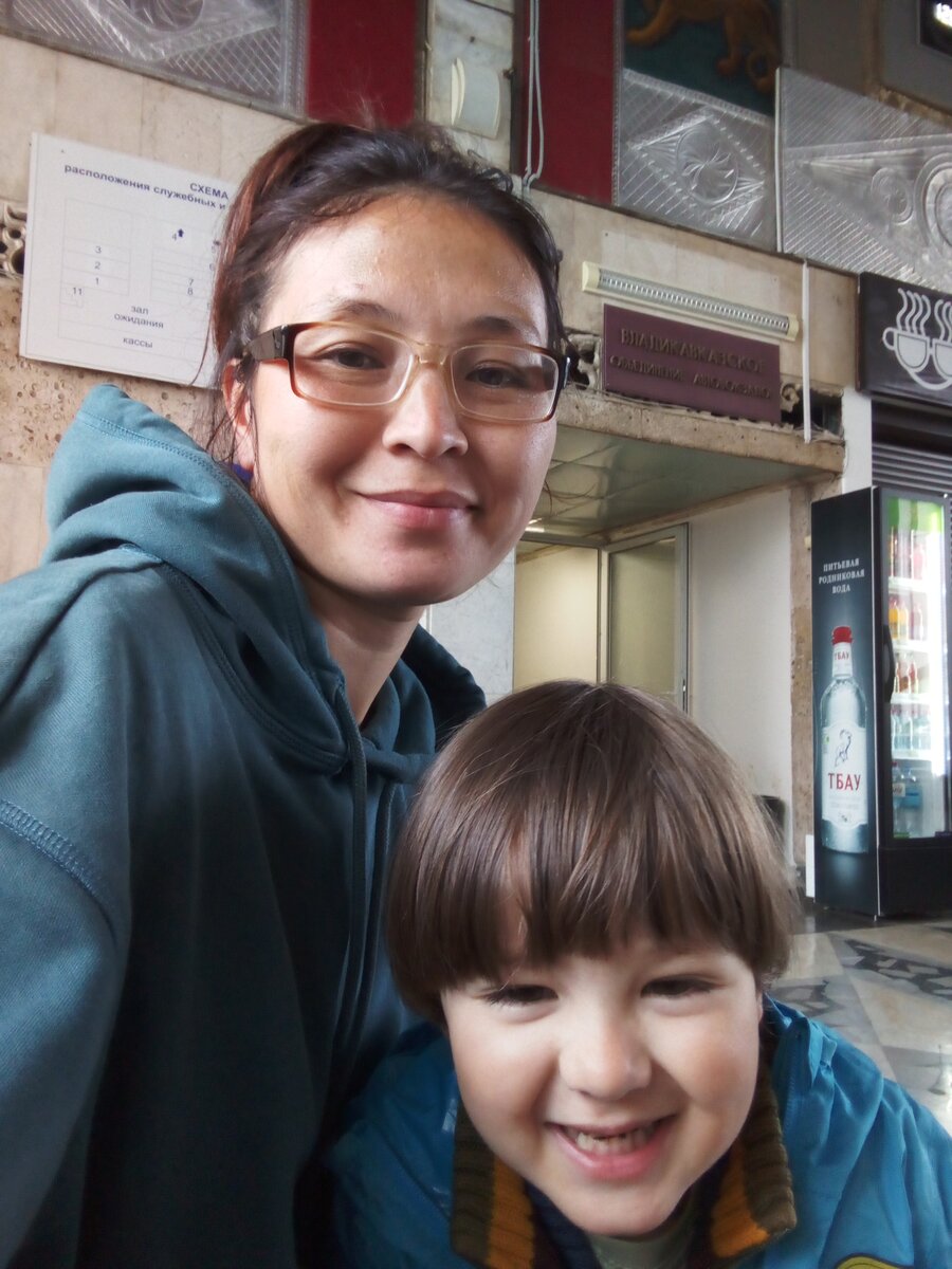 Знаю, что у меня "противная морда")))) Но уж по другому фоткаться не получается😆