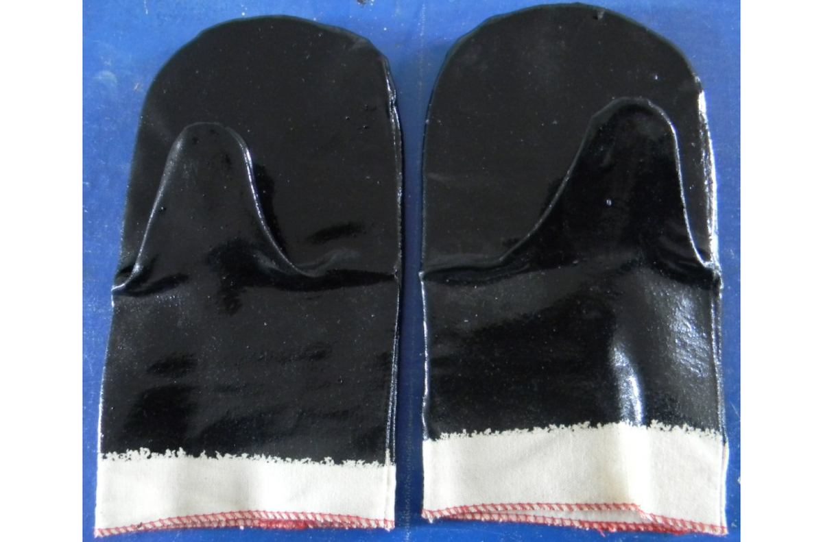 Прорезиненные рукавицы.