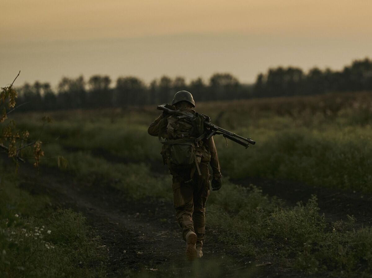    Украинский солдат в Донецкой области© AP Photo / LIBKOS
