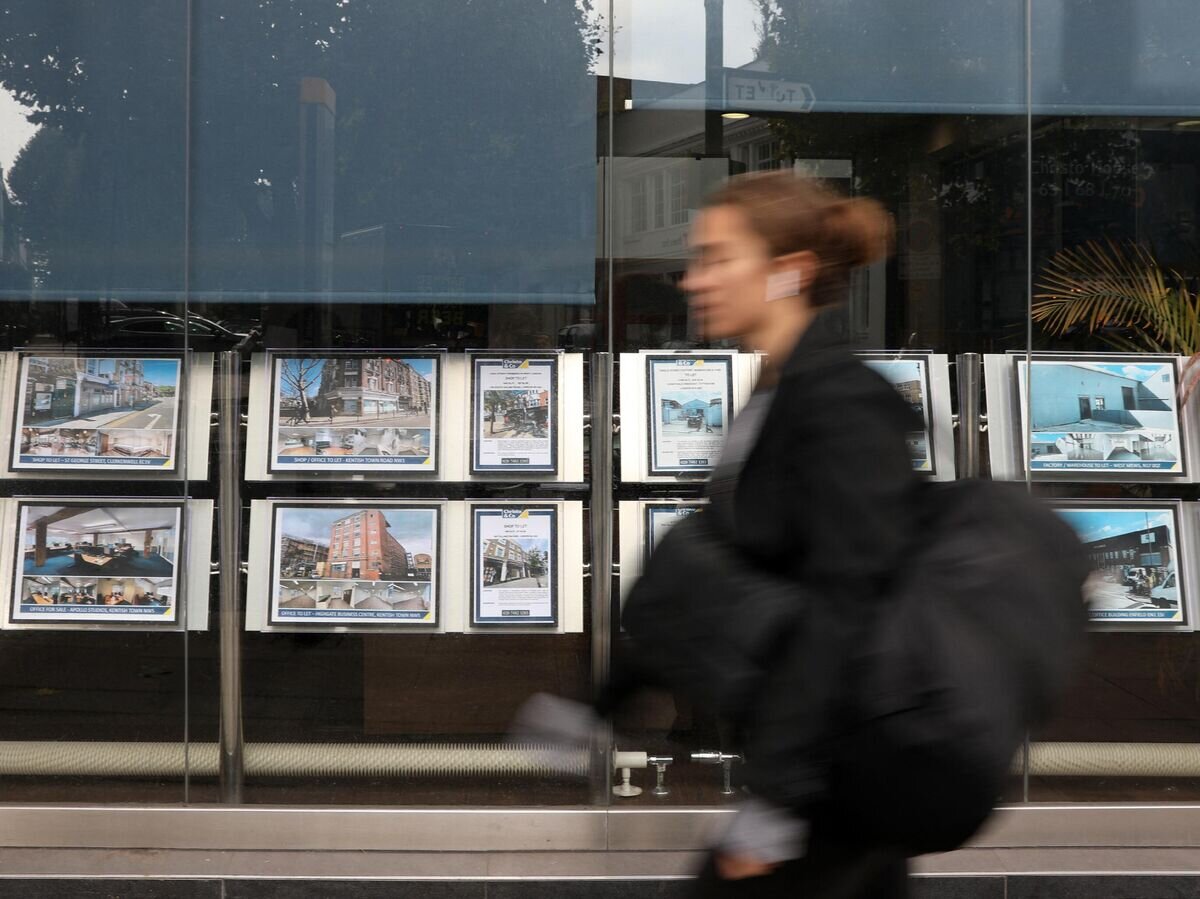    Девушка проходит мимо агентства по недвижимости в Лондоне© AFP 2024 / Isabel Infantes