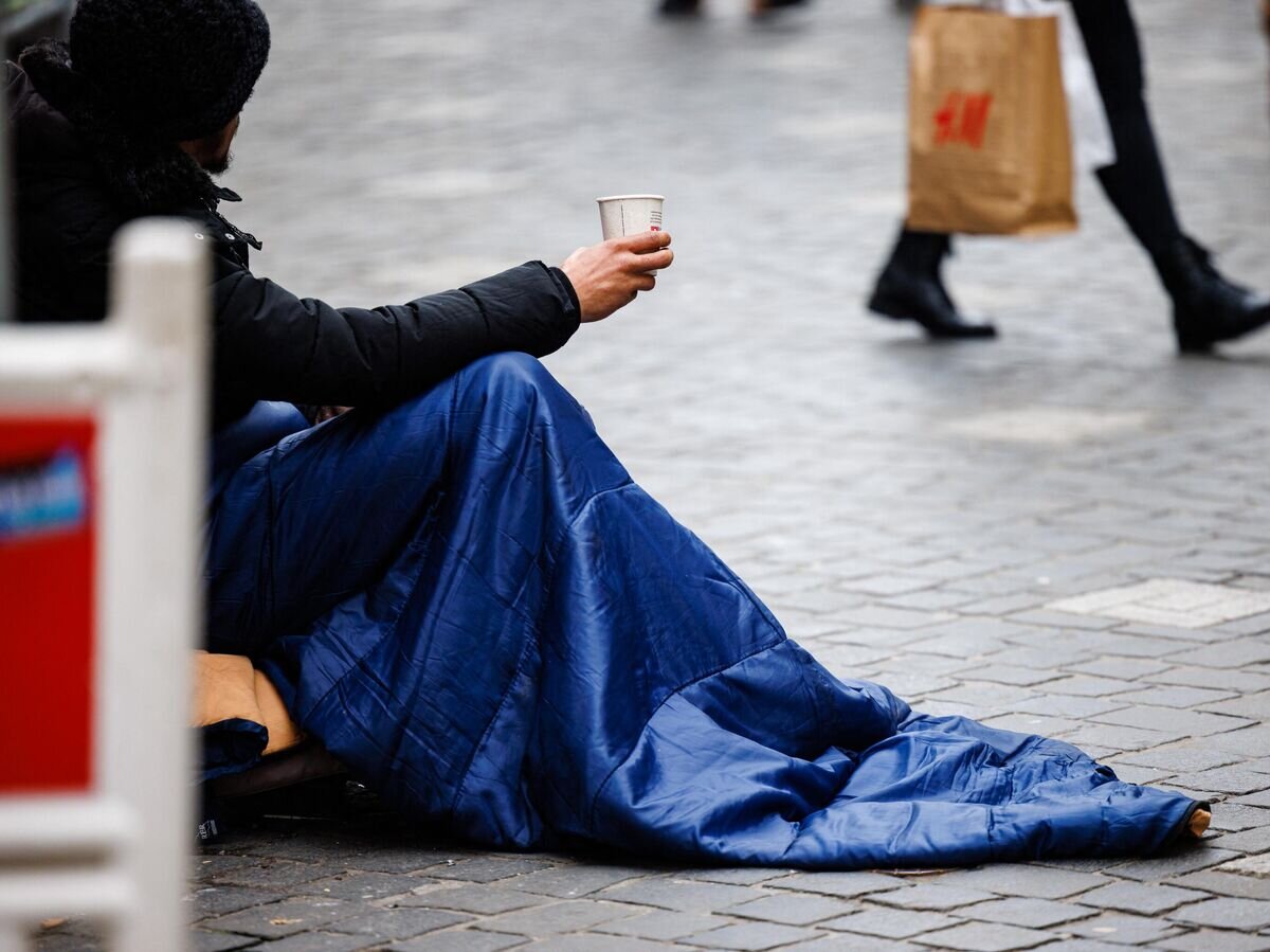    Бездомный просит денег в Германии© AFP 2024 / Jens Schlueter