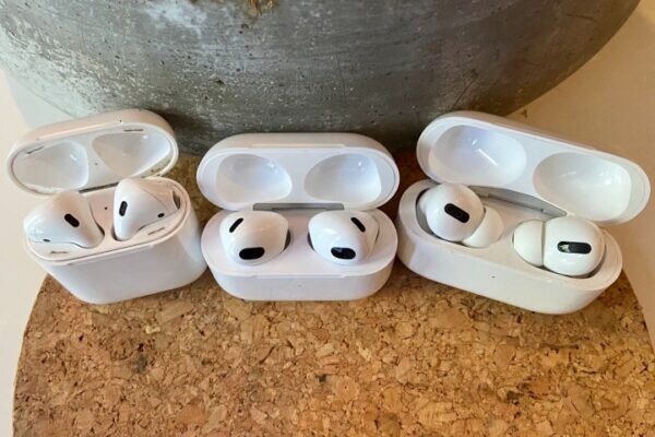 Одна из лучших особенностей Apple AirPods - возможность бросить бутоны в зарядный кейс MagSafe, когда батарея разрядится.