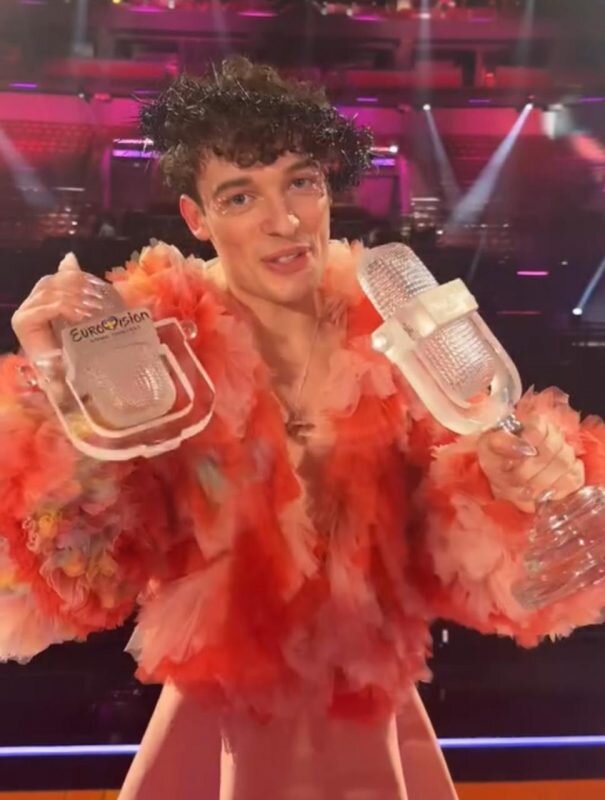    Певец Nemo - кадр из видео