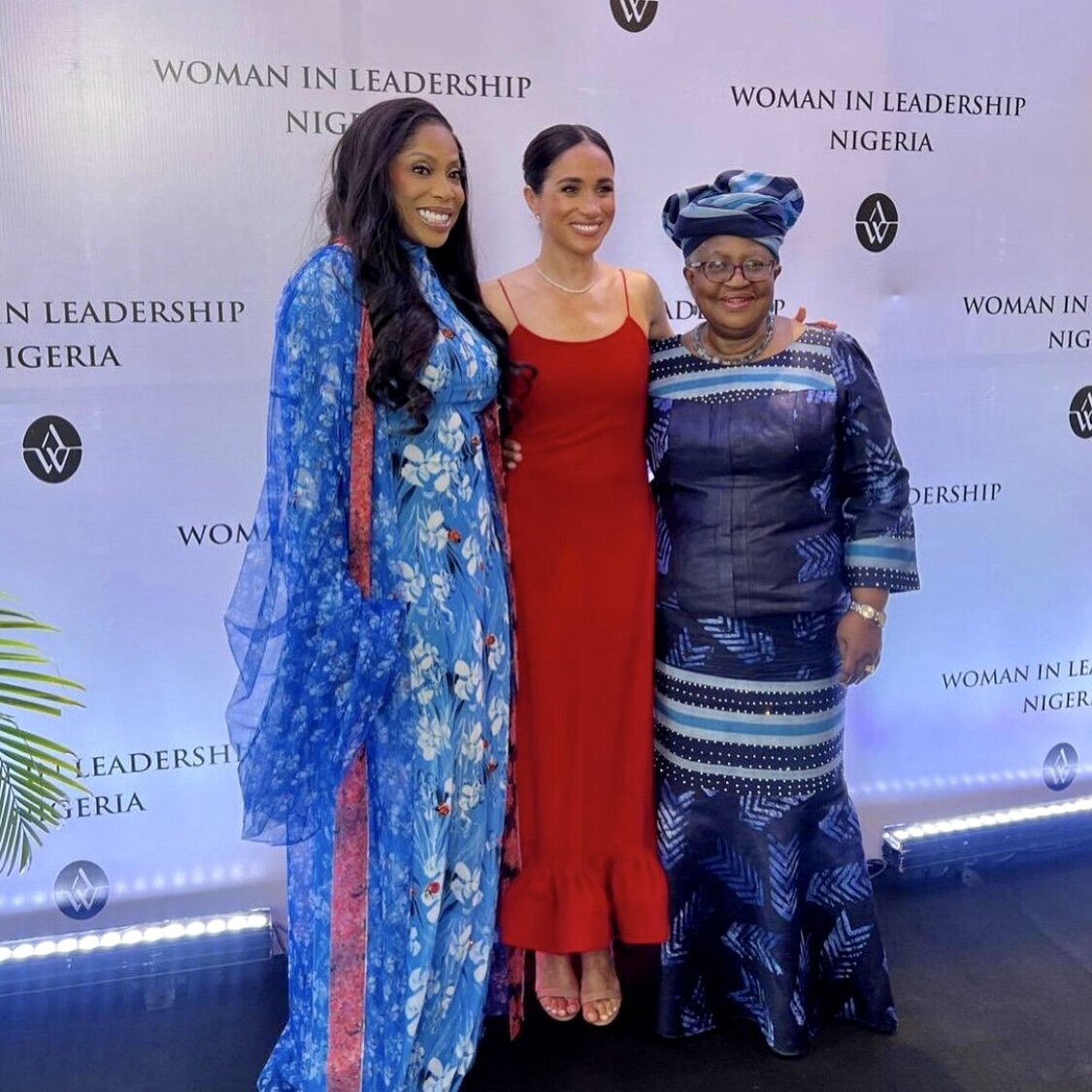 модератор Мо Абуду, Меган Маркл и Нгози, глава ВТО