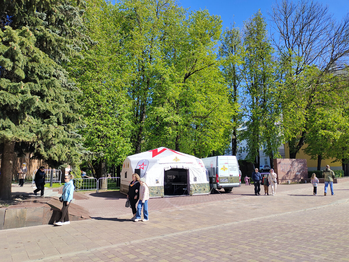 Мобильный призывной пункт. Интересно, приходят добровольцы? 🤔 Уж больно неожиданно в таком месте...