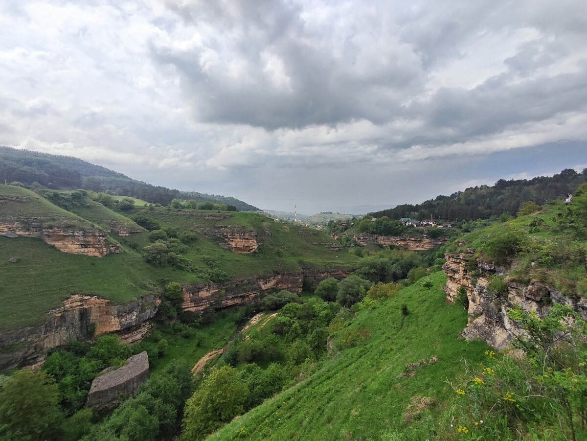 Ольховское ущелье. Вдали, в 5 км, находится Кисловодск. 