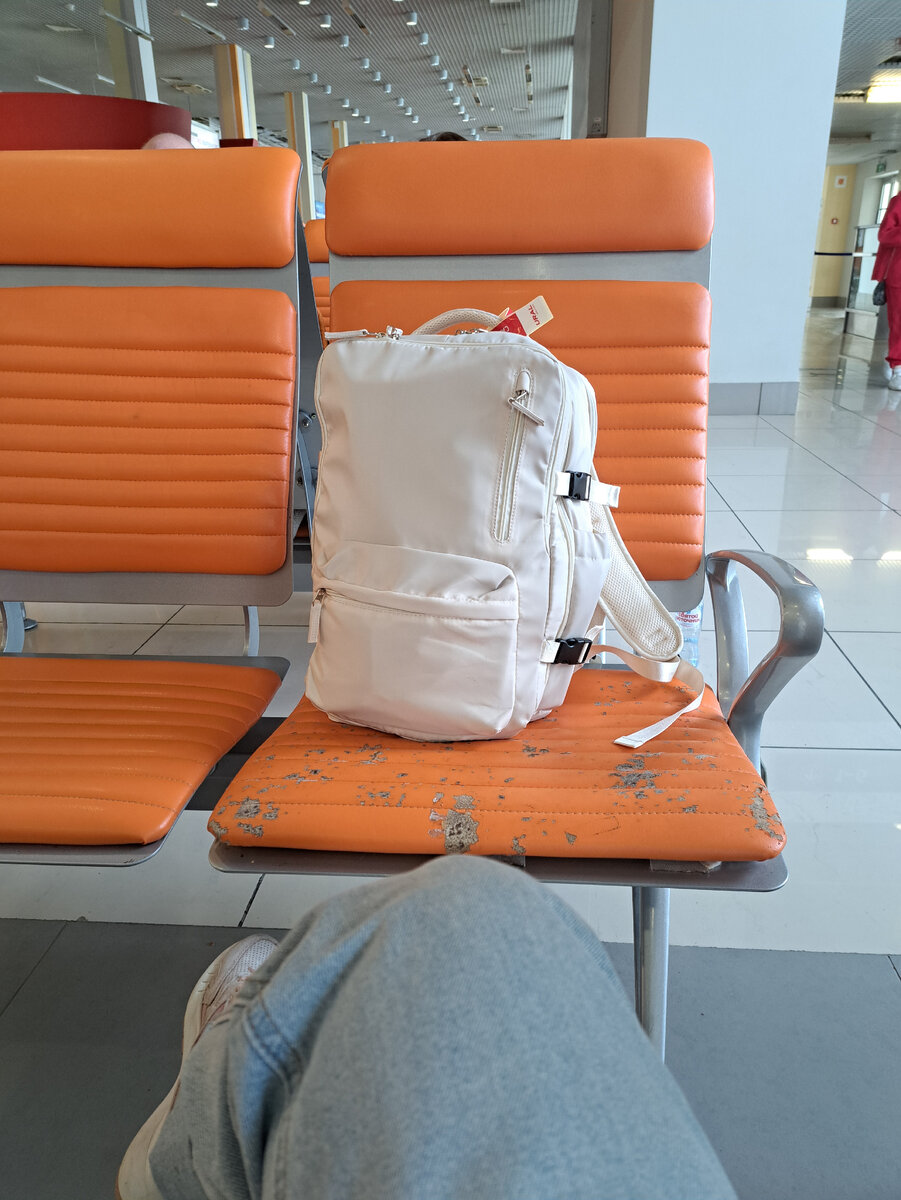 У мужа кстати такой же, только черный. Фэмили лук. Влезло дофига вещей, и при желании можно было бы еще что-то впихнуть, я думаю.