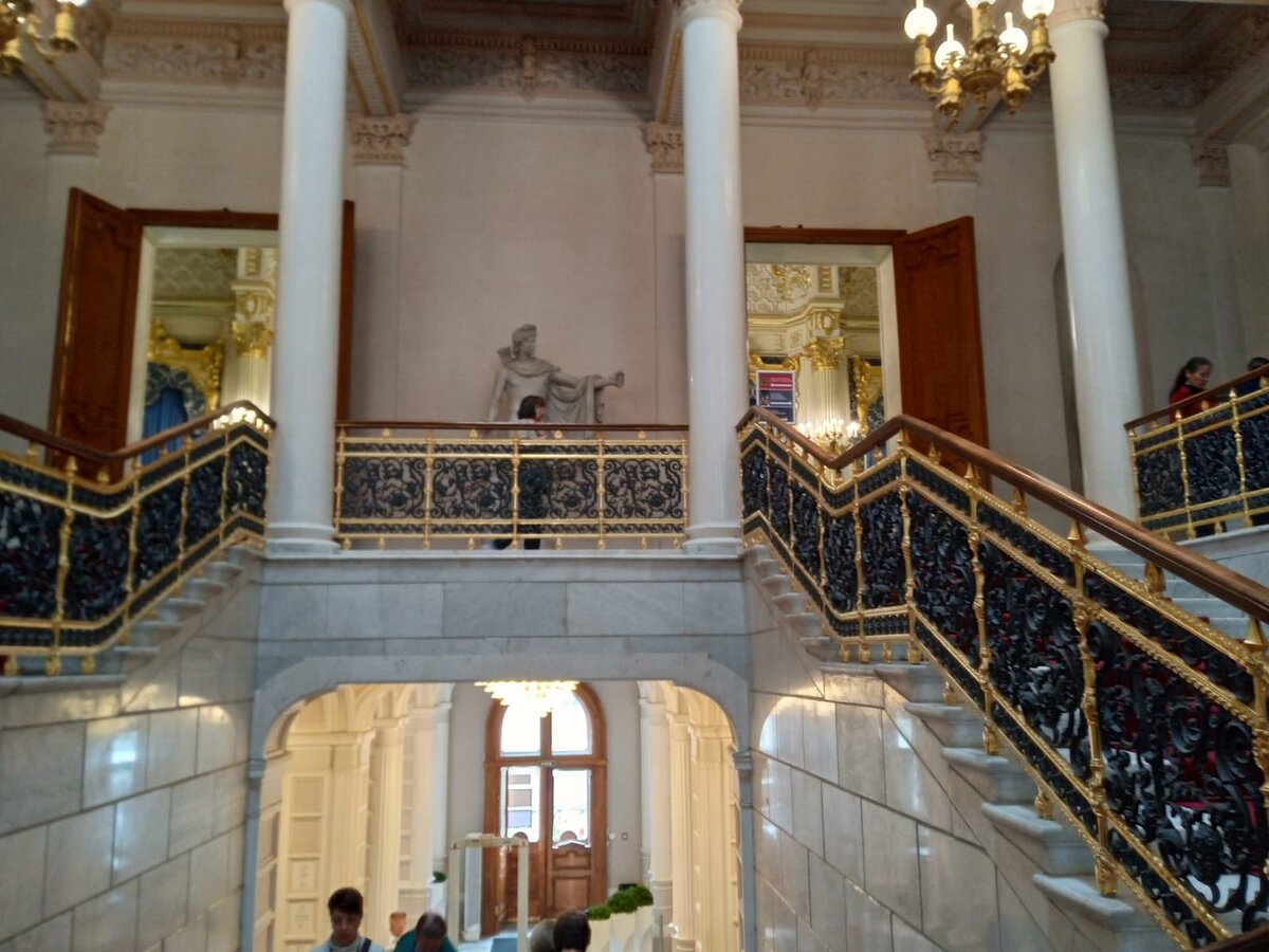 Парадная лестница дворца Шуваловых. 