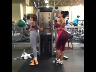 когда две девушки приседают одинаково, но не парятся о методиках - получается вот такая разница)