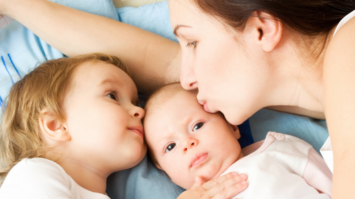 Мама для ребенка 2 лет. Мать с ребенком. Мама с двумя детьми. Мама с двумя малышами. Мама с двумя маленькими детьми.