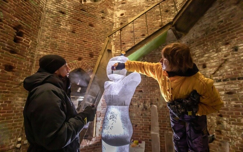  А это фото из 2021 года, команда «Музея Воды» работает в башне над скульптурой для фестиваля ледяных ангелов. Фото: @sergey_v_chirkov