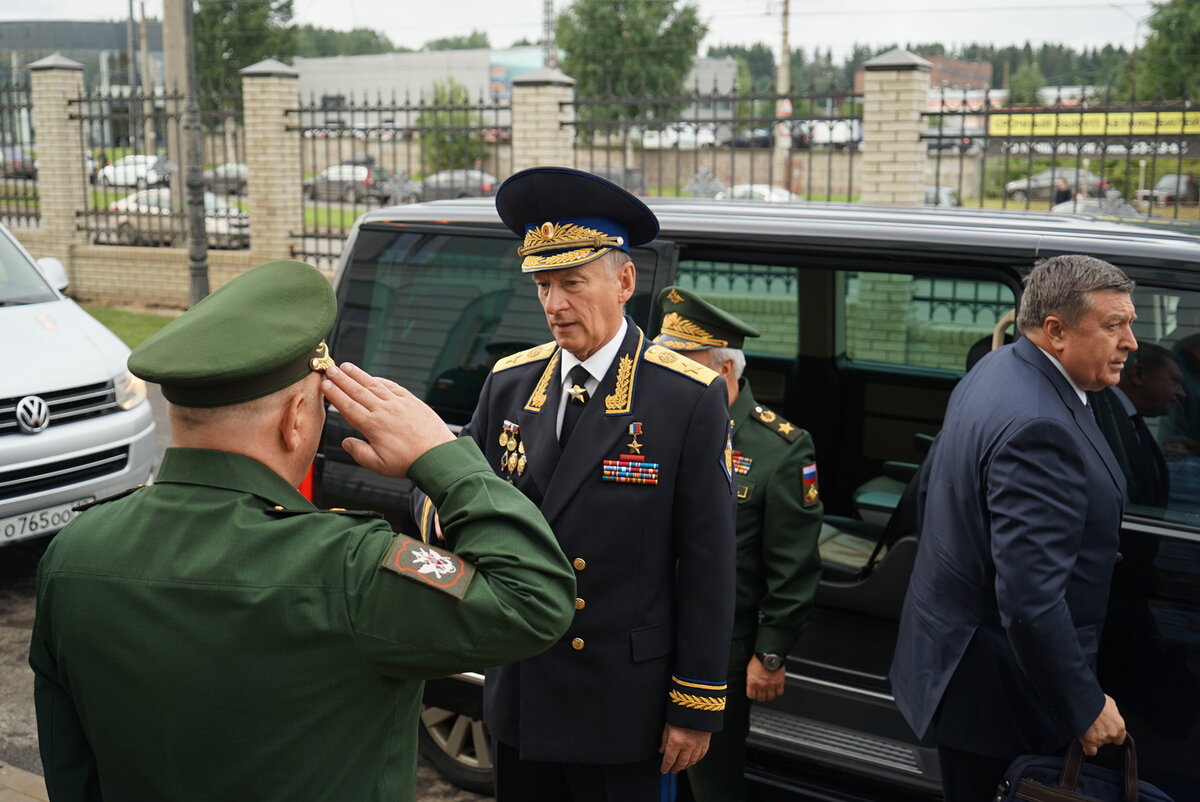 Николай Патрушев имеет звание генерала армии. Герой России.