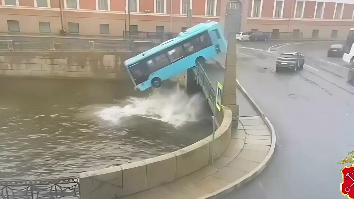 Момент падения автобуса в реку