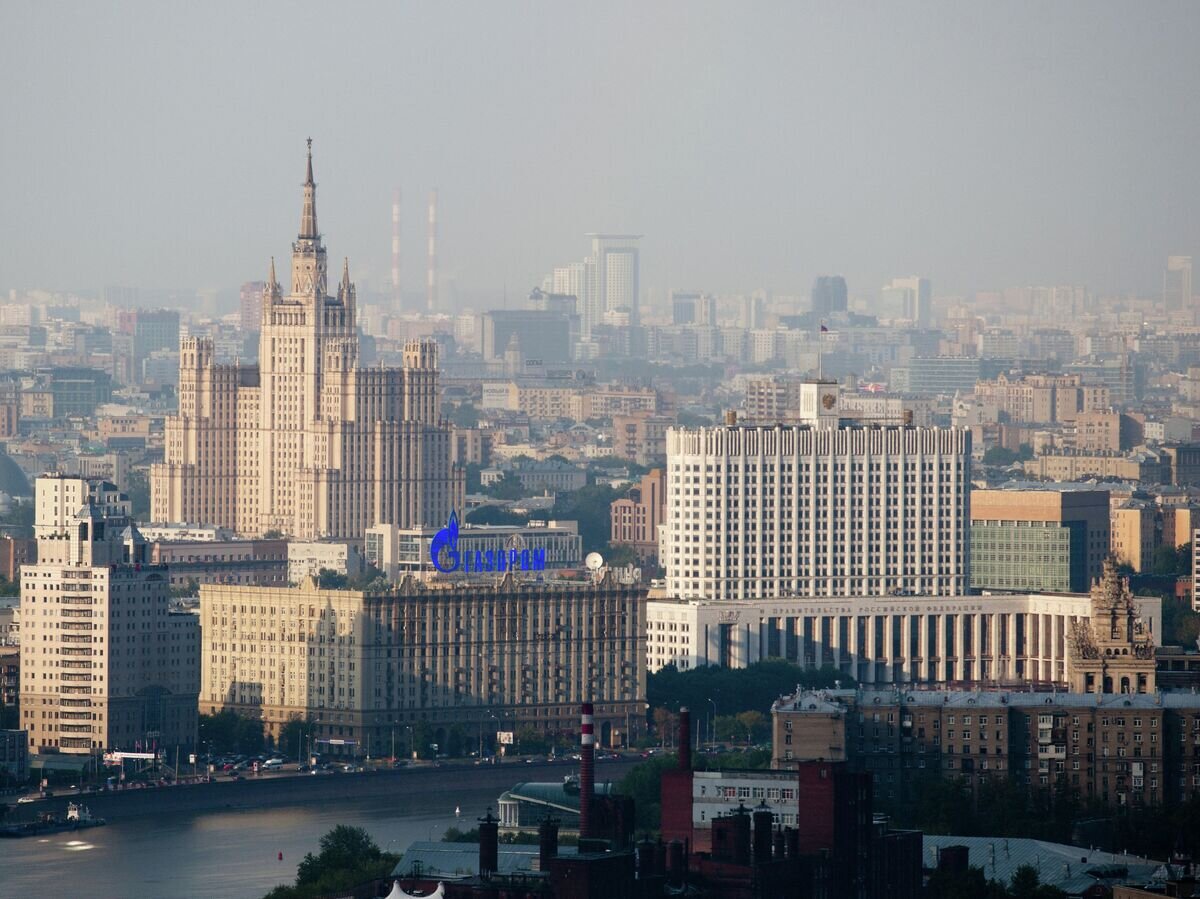    Дом правительства РФ и высотное здание на Кудринской площади© РИА Новости / Антон Белицкий