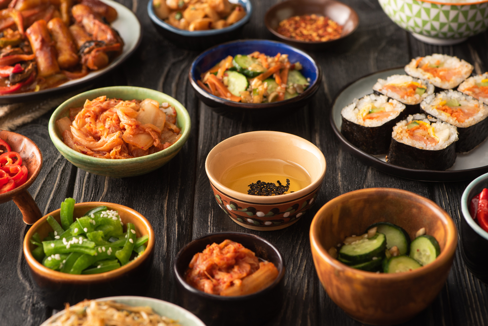 Сложно представить корейский стол, на котором бы отсутствовали панчаны (반찬), то есть закуски, которые подаются к главному блюду вместе с рисом.