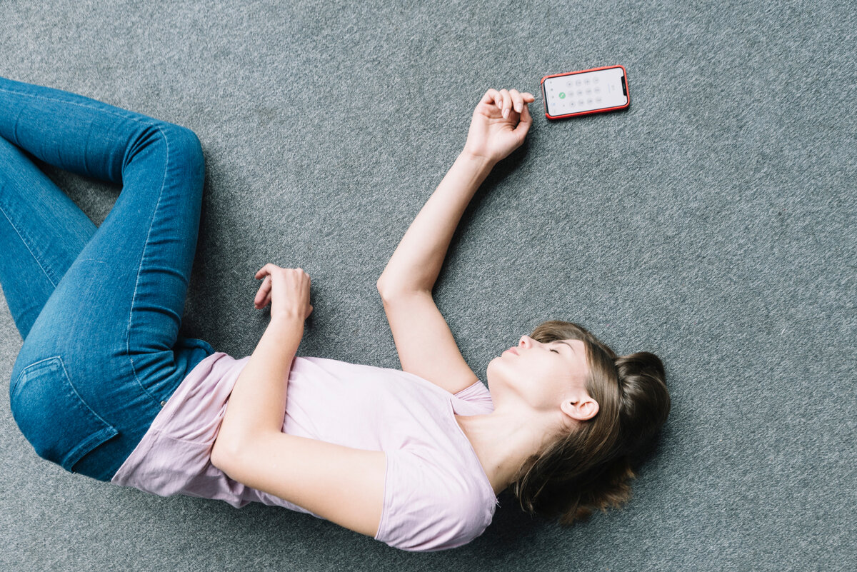 Изображение от <a href="https://ru.freepik.com/free-photo/young-woman-lying-unconsciously-on-carpet-near-smart-phone_3513880.htm#page=2&query=%D1%87%D0%B5%D0%BB%D0%BE%D0%B2%D0%B5%D0%BA%20%D0%BB%D0%B5%D0%B6%D0%B8%D1%82%20%D0%BF%D0%BE%D0%BB%D1%83&position=18&from_view=keyword&track=ais_user&uuid=d81d269b-8b9a-4e08-9dfe-22f509bd9687">Freepik</a>