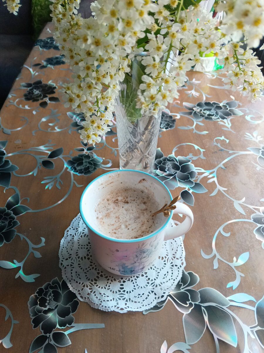 Фото автора,,, в кружке капучино с корицей.