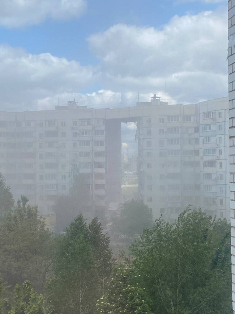 После обвала подъезда многоэтажки в Белгороде появилась угроза обрушения всего здания. Об этом сообщает telegram-канал Shot.-2